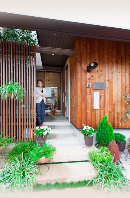 植物がいっぱいの玄関 H様邸