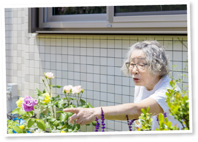 薔薇の花を愛でるお母様 F様邸